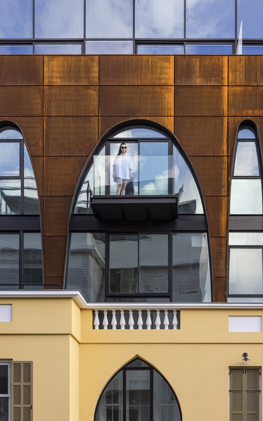 22 Жилое и коммерческое здание Монтефиори / Yaniv Pardo Architects - Фотография интерьера, окна, кирпич, фасад, арка