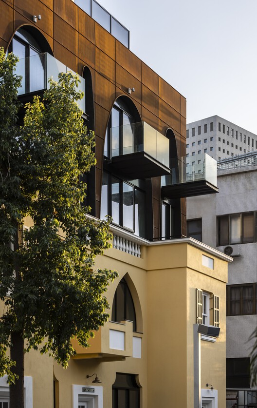 Жилое и коммерческое здание Монтефиори, 22 / Yaniv Pardo Architects - Фотография экстерьера, окна, фасад