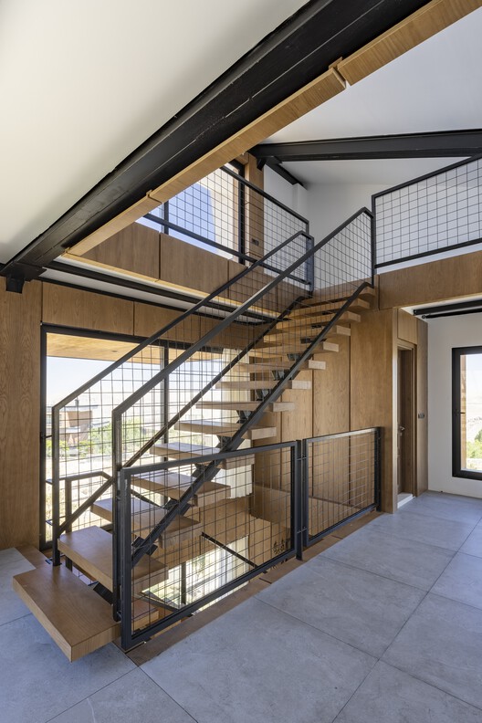 Abra Garden House / White Cube Atelier - Фотография интерьера, лестница, балка, фасад, окна, перила