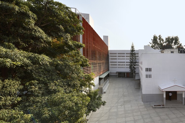 Модернизация школы и кампуса Дивья Шанти / Студия «Летающий слон» — фотография экстерьера, фасад, окна