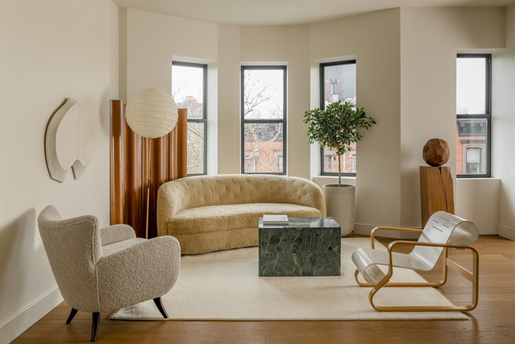 Квартира на Амити Стрит / Сельма Аккари + Раван Мукаддас - Фотография интерьера, гостиная, окна, дерево, стул
