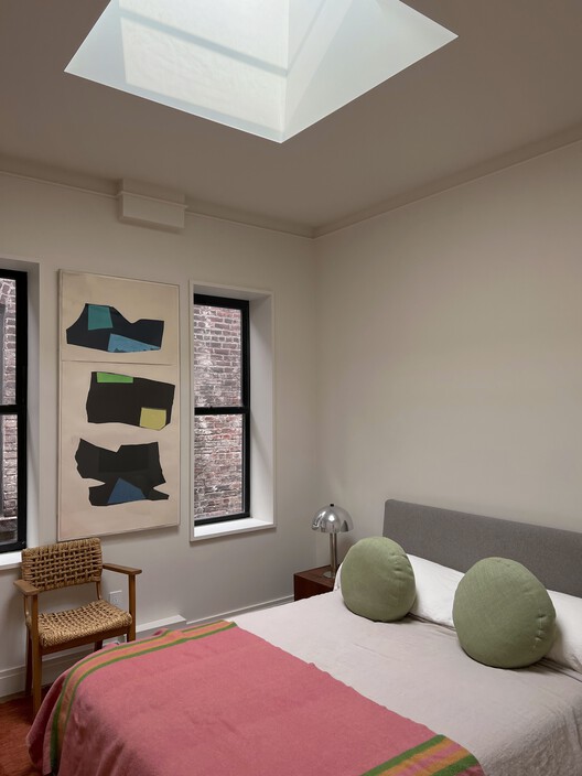 Квартира на Амити Стрит / Сельма Аккари + Раван Мукаддас - Фотография интерьера, спальня, окна, кровать, стул