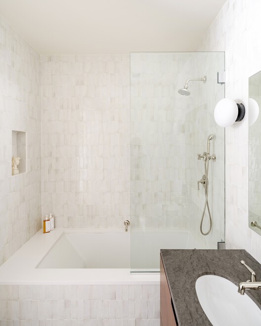 Апартаменты Amity Street / Сельма Аккари + Раван Мукаддас - Фотография интерьера, ванная комната, ванна, раковина, душ