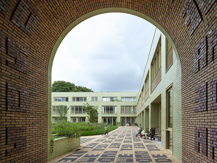 Spaarndammerhart Housing / Marcel Lok_Architect + Korth Tielens Architects - Экстерьерная фотография, окна, кирпич, фасад, арка, аркада, двор