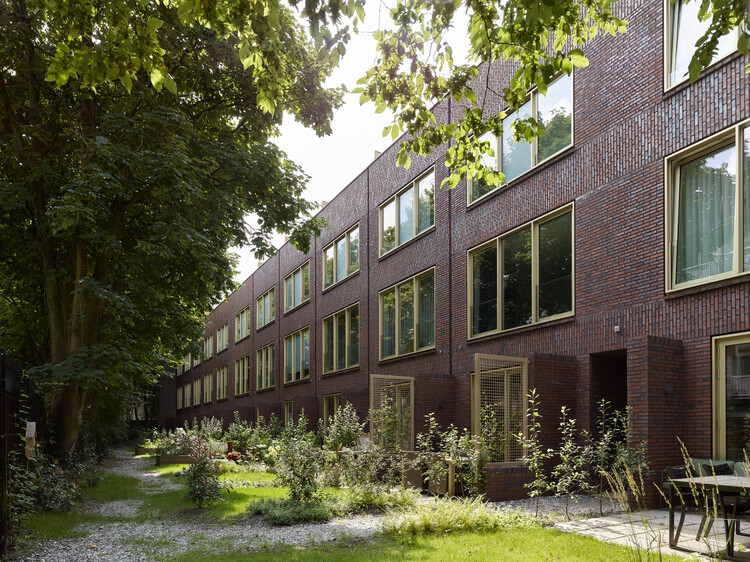 Spaarndammerhart Housing / Marcel Lok_Architect + Korth Tielens Architects - Фотография экстерьера, окна, стул, фасад