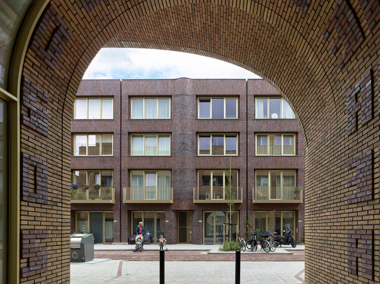Spaarndammerhart Housing / Marcel Lok_Architect + Korth Tielens Architects - Фотография интерьера, окна, кирпич, фасад, арка, аркада