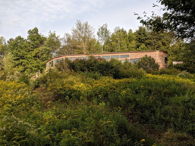 Дом у Клюквенного пруда / Брайс де Рейнье - внешняя фотография, сад, лес