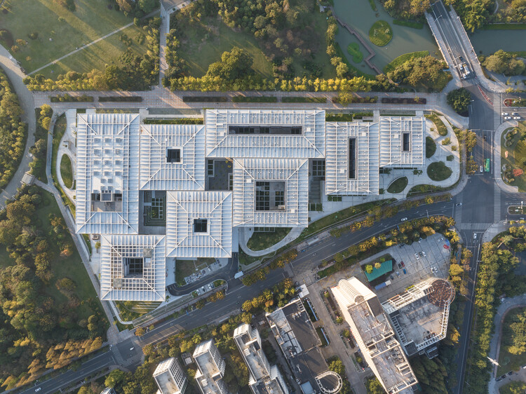 Центр международного обмена Медицинского университета Вэньчжоу / Ателье FCJZ - Экстерьерная фотография