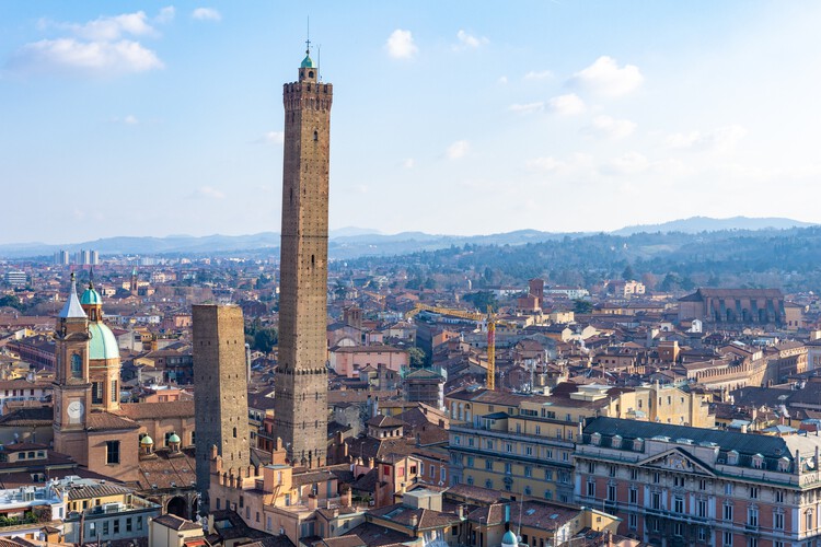 «Падающая башня» XII века в Болонье подвергнется обширной реставрации из-за опасений обрушения – изображение 2 из 5