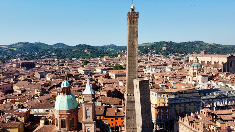 «Падающая башня» XII века в Болонье подвергнется обширной реставрации из-за опасений обрушения – изображение 5 из 5