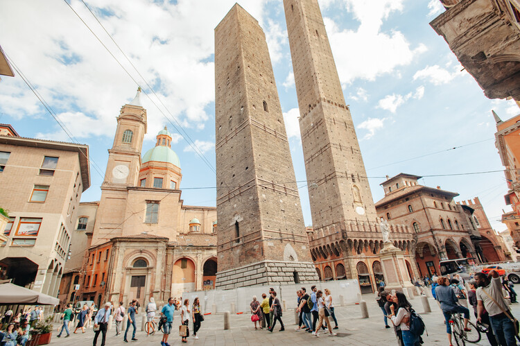 «Падающую башню» Болоньи XII века предстоит масштабная реставрация из-за опасений обрушения – изображение 3 из 5