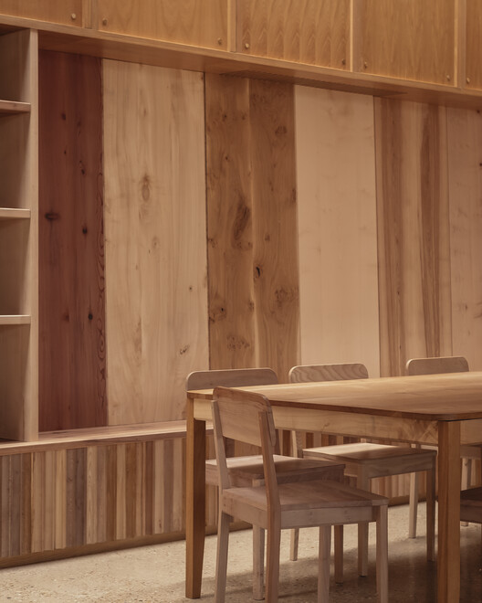 Павильон библиотеки Леа Бридж / Studio Weave — фотография интерьера, стол, стул