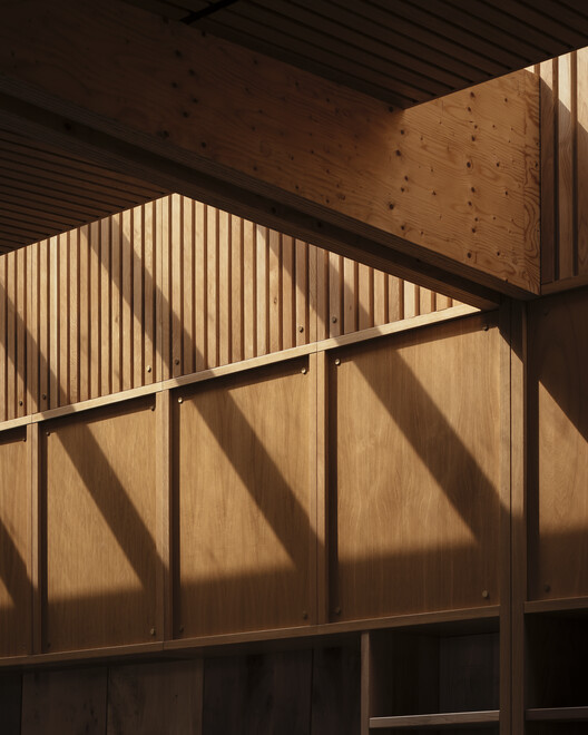 Павильон библиотеки Lea Bridge / Studio Weave — фотография интерьера, балка, перила