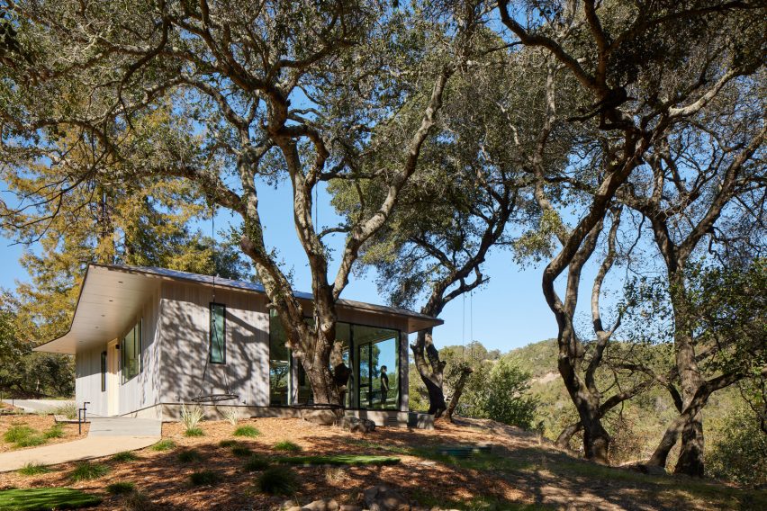 Дом в Калифорнии с извилистыми деревянными деревьями