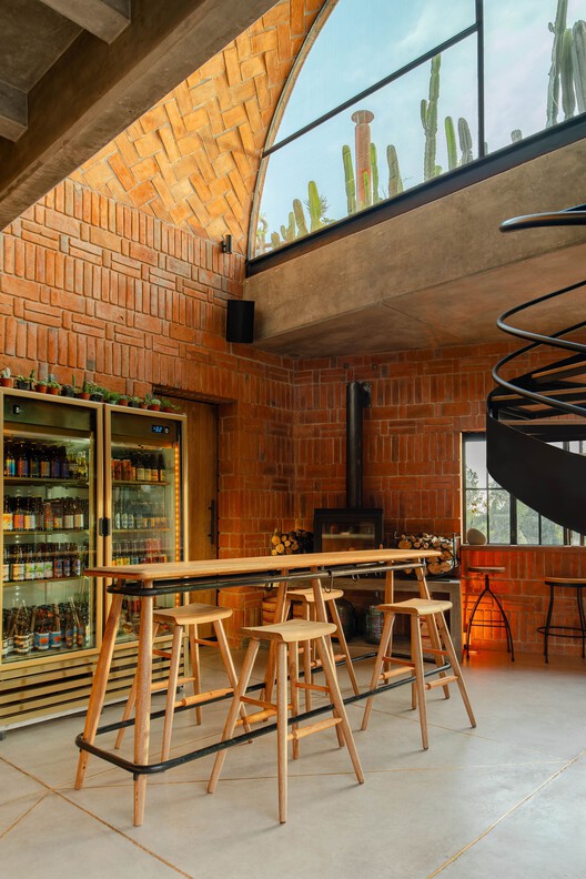 Casa Relámpago Bar/ Estudio Tecalli - Фотография интерьера, стол, кирпич, балка