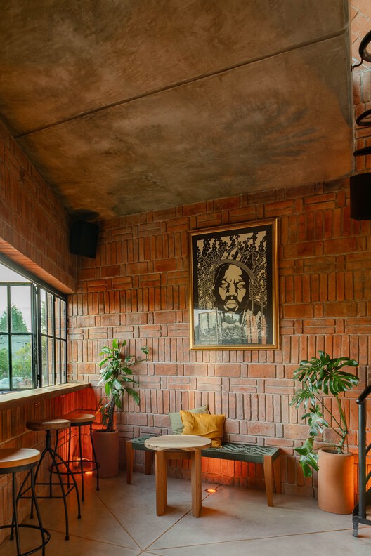Casa Relámpago Bar/ Estudio Tecalli - Фотография интерьера, стол, окна, стул, балка