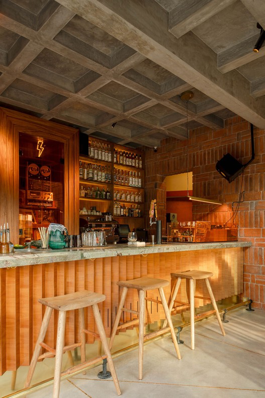 Casa Relámpago Bar/ Estudio Tecalli - Фотография интерьера, кухня, стол, дерево, стеллажи, балка