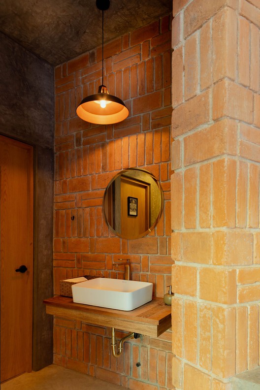 Casa Relámpago Bar/ Estudio Tecalli - Фотография интерьера, ванная комната, раковина, кирпич