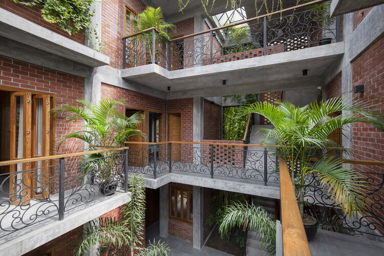 Резиденция Айна Бурир Адар / Sharal Architects - Экстерьерная фотография, фасад, окна, сад, перила, двор