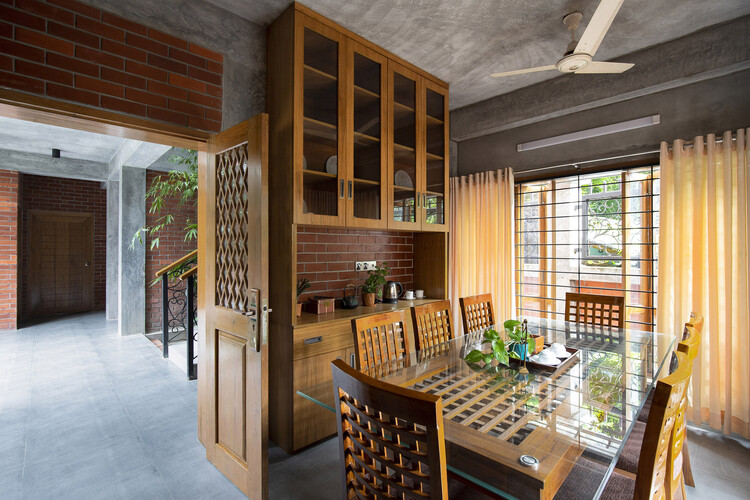 Резиденция Айна Бурир Адар / Sharal Architects - Фотография интерьера, стол, стул, окна, балка