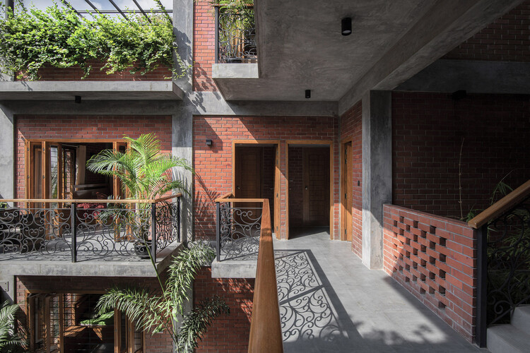 Резиденция Айна Бурир Адар / Sharal Architects - Фотография интерьера, кирпич, окна, фасад, двор