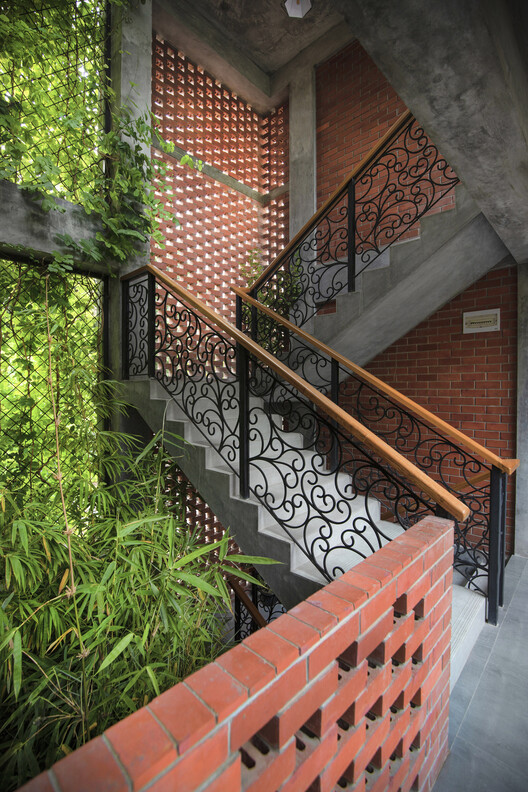 Резиденция Айна Бурир Адар / Sharal Architects - Фотография интерьера, лестница, кирпич, перила