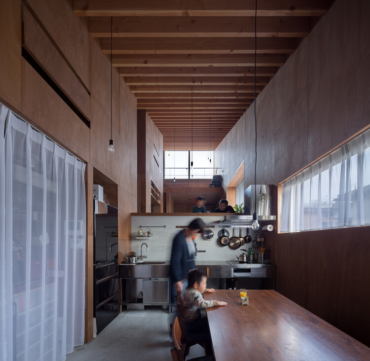 30 японских домов, в которых в качестве внутренних акцентов используется металл — изображение 14 из 33