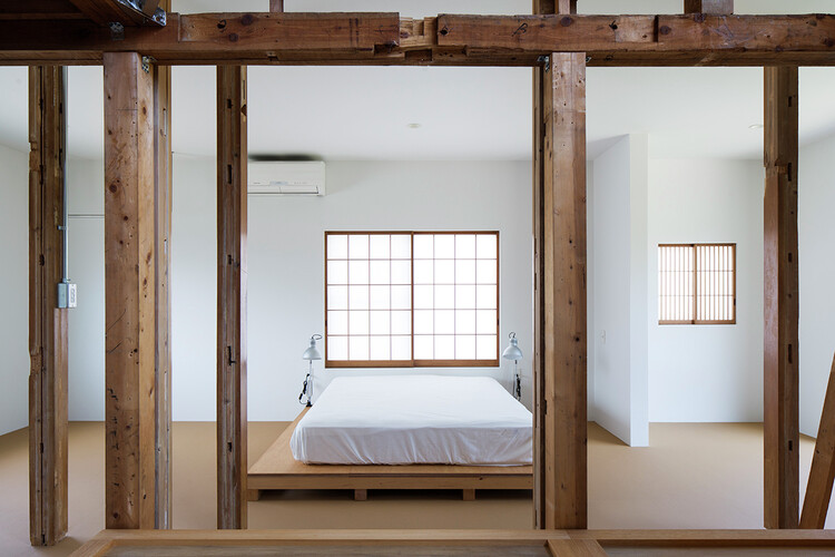 30 японских домов, в которых в качестве внутренних акцентов используется металл — изображение 25 из 33