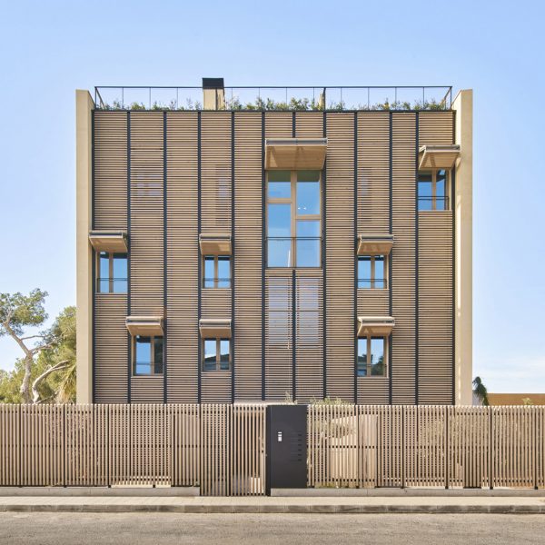 OHLAB окружает двухуровневые апартаменты на Майорке динамическими ставнями