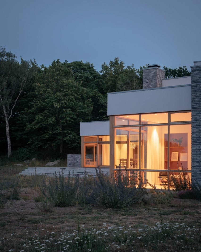 Внешний вид блочного белого дома в сумерках в Швеции от Asa Hjort Architects