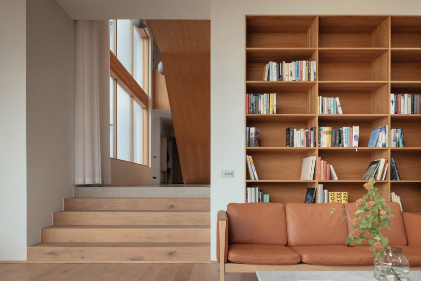 Деревянный интерьер гостиной в блочном белом доме в Швеции от Asa Hjort Architects