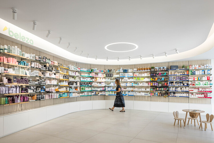 Аптека Devesa / Tsou Arquitectos - Фотография интерьера, стеллажи