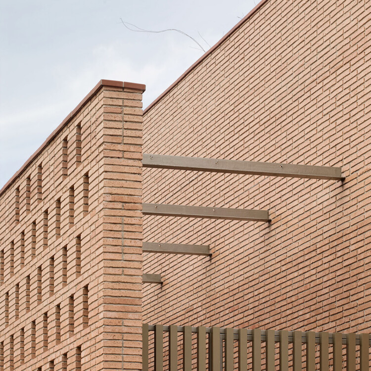 Похоронное бюро Àltima Sant Andreu, Ноу-Баррис / Батльейруг - фотография экстерьера, кирпич, окна, фасад