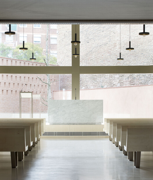 Похоронное бюро Альтима Сант Андреу, Ноу Баррис / Батльейруг - Фотография интерьера, кухня, окна, перила, колонна