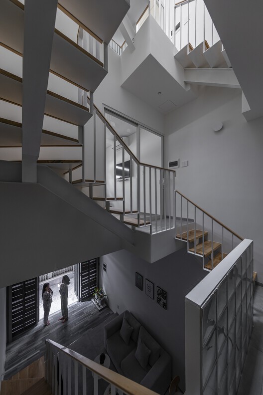 Дом с природными занавесками / Студия дизайна Sense - Фотография интерьера, лестница, окна, перила, балка
