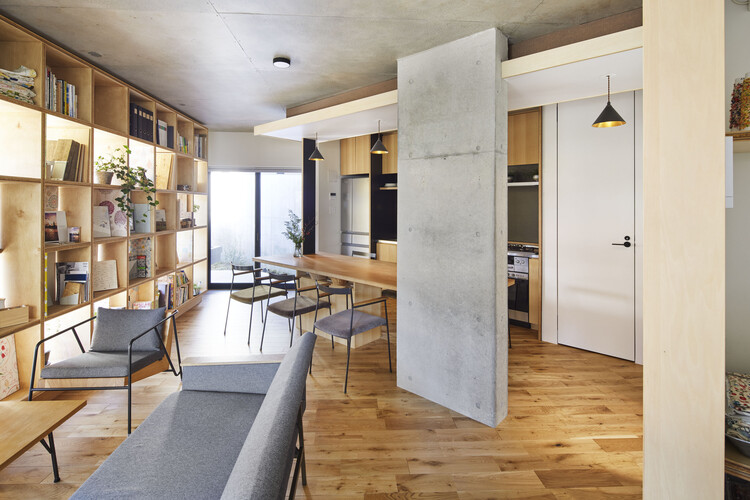 Дом с ностальгической решеткой / Ясутака Наканиси - Фотография интерьера, кухня, стол, стул, балка