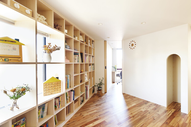 Дом с ностальгической решеткой / Ясутака Наканиши - Фотография интерьера, шкаф, стеллажи