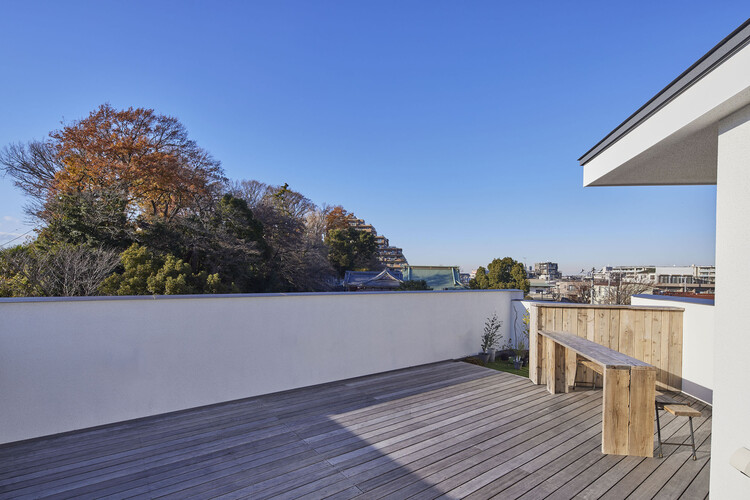 Дом с ностальгической решеткой / Ясутака Наканиси — фотография экстерьера, палуба