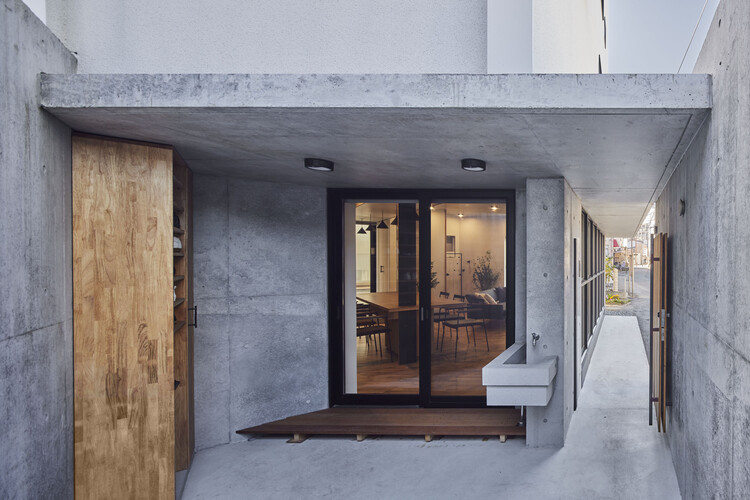 Дом с ностальгической решеткой / Ясутака Наканиси — фотография экстерьера, дверь, стул, окна