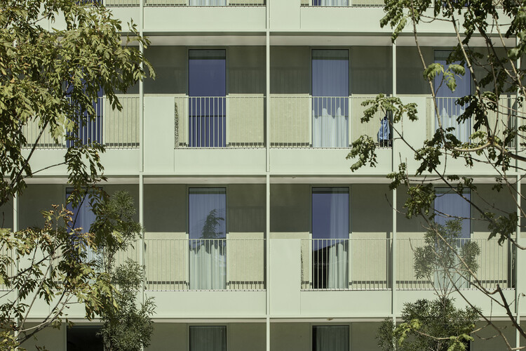 Студенческое общежитие Vita / Batlleiroig - фотография экстерьера, окна, фасад