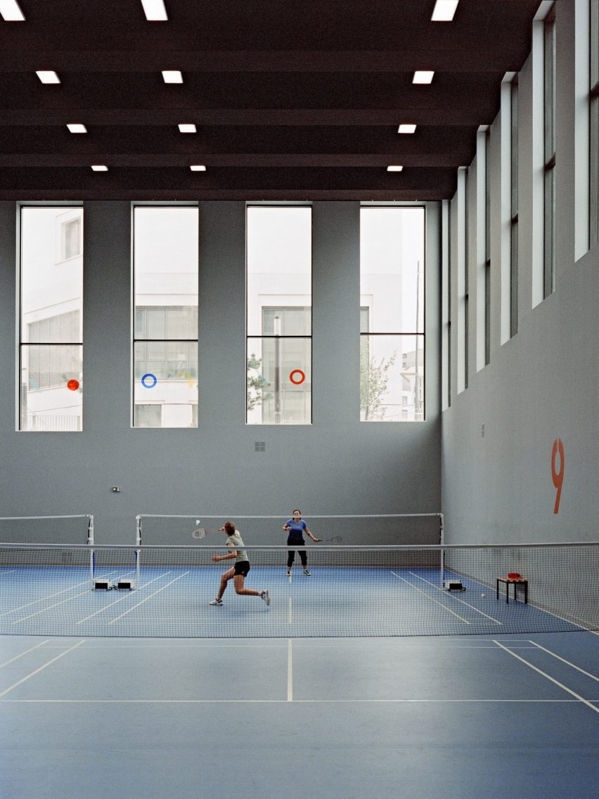 Теннисный корт в спортивном центре