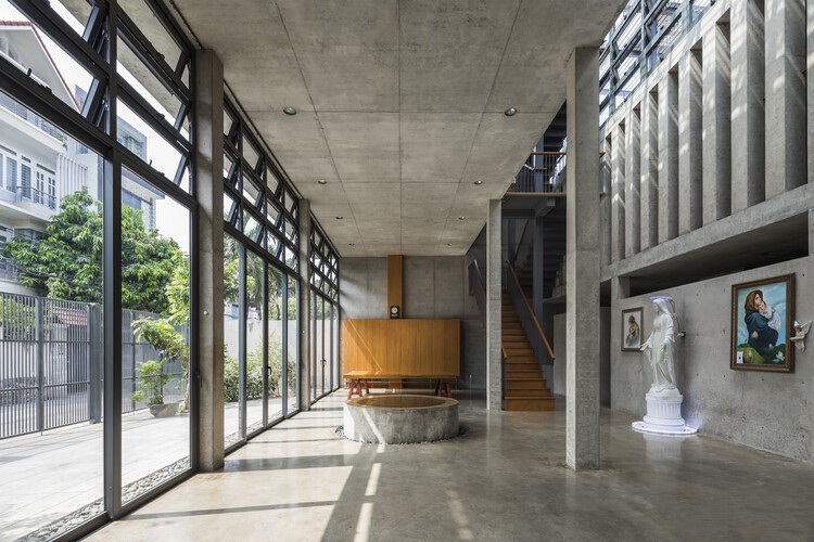 Тихий дом в Сайгоне / Cong Sinh Architects — фотография интерьера, окна, балки