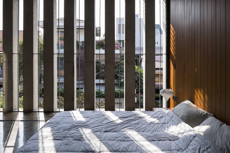 Тихий дом в Сайгоне / Cong Sinh Architects — фотография интерьера, спальня, забор, колонна
