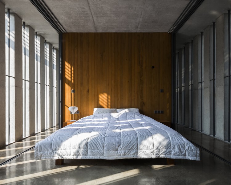 Тихий дом в Сайгоне / Cong Sinh Architects — фотография интерьера, спальня, окна, кровать
