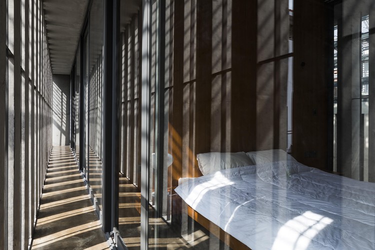 Тихий дом в Сайгоне / Cong Sinh Architects — фотография интерьера, перила