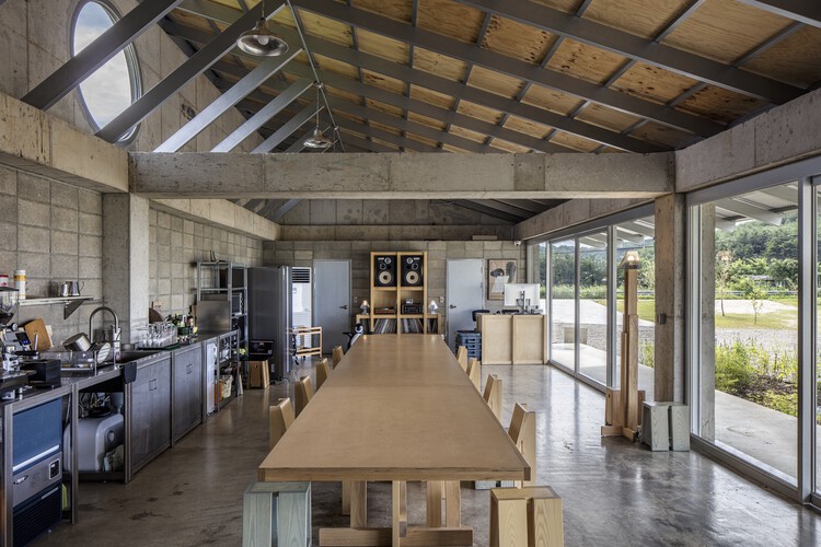 Hoji Gangneung Houses / aoa Architects - Фотография интерьера, кухня, балки, окна