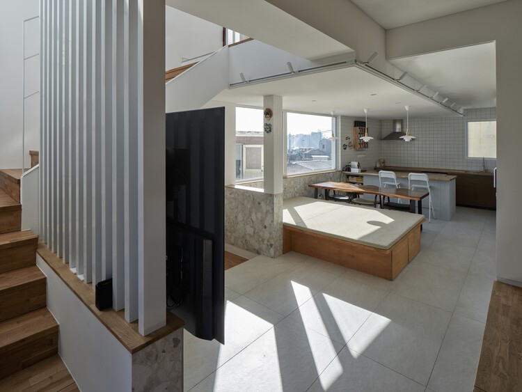 NAMSAMH House / TIUM Architects - Фотография интерьера, ванна, ванная комната, раковина, окна