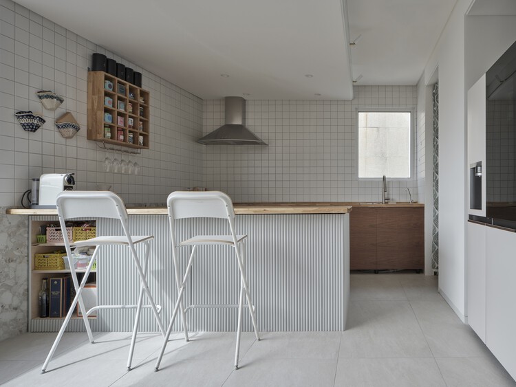 NAMSAMH House / TIUM Architects - Фотография интерьера, кухня, стул, окна