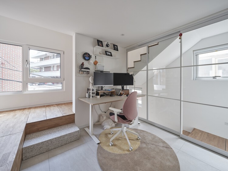 NAMSAMH House / TIUM Architects - Фотография интерьера, кухня, окна, стул