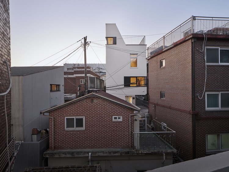 NAMSAMH House / TIUM Architects - Экстерьерная фотография, окна, кирпич, фасад